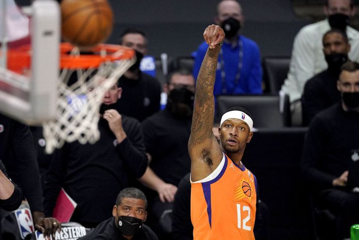 Torrey Craig reynir skot í leik með Phoenix Suns.