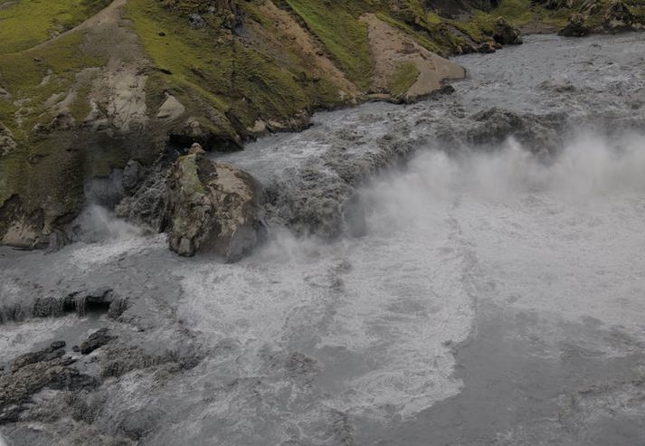 Veðurstofan segir áfram vera reiknað með að hlaupið komi til með að ná hámarki við þjóðveg 1 á morgun.