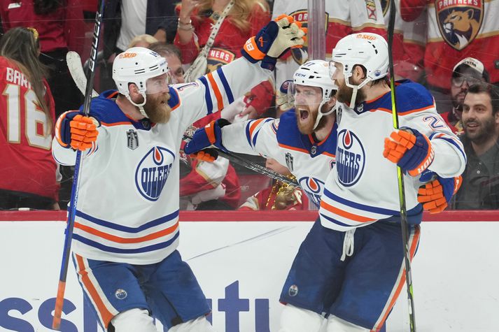 Leikmenn Edmonton Oilers fagna sigrinum í nótt en þeir eru enn á lífi í úrslitaeinvíginu.