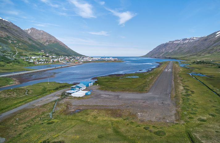 Mannvirkin sem um ræðir eru tækjageymsla, byggð árið 1981, og svo flugstöð, byggð árið 1973.