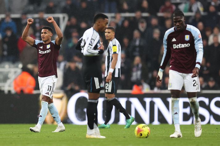 Ollie Watkins fagnar seinna marki Aston Villa sem innsiglaði sigurinn.