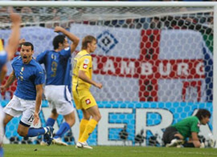 Gianluca Zambrotta fagnar marki sínu. Olexandr Shovkovskiy markvörður Úkraínu er leiður.