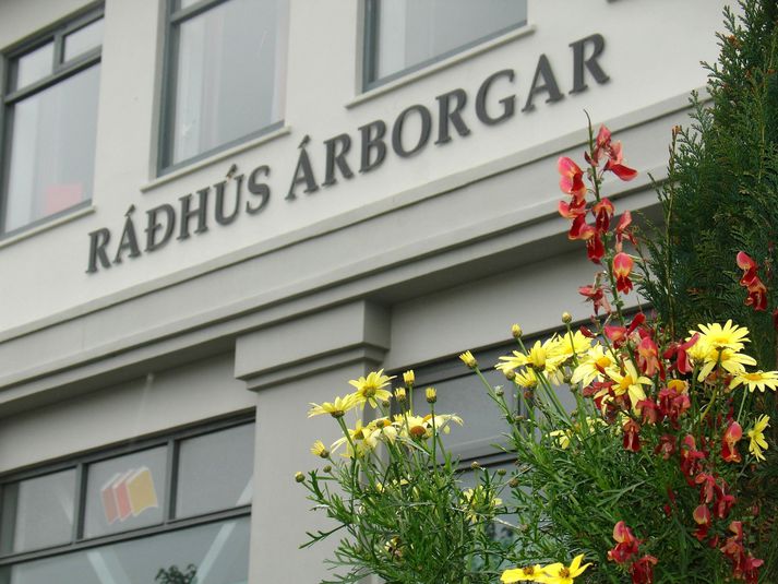 Bæjarráð Árborgar hefur samþykkt að allir starfsmenn sveitarfélagsins fái 8.500 króna gjafakort. Ráðið mælist til þess að starfsfólk nýti inneign kortsins til að gera sér glaðan dag á sínum heimaslóðum.
