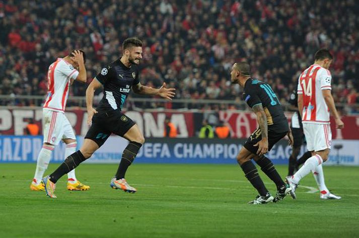 Giroud og Walcott fagna marki þess fyrrnefnda gegn Olympiacos.
