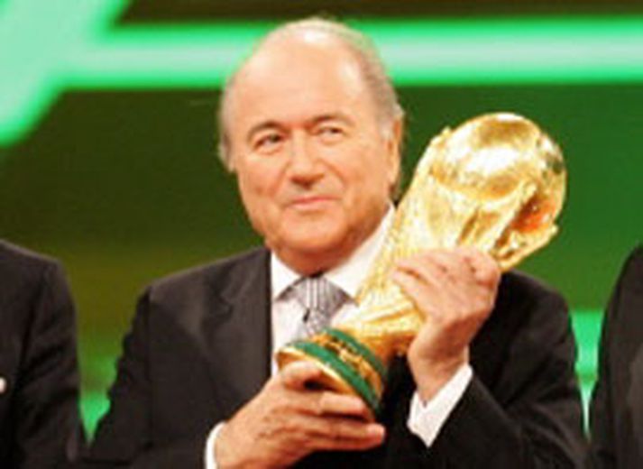 Heimsbikarinn í öruggum höndum Sepp Blatter, forseta FIFA