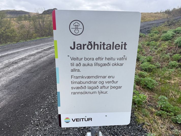 Veitur bora eftir heitu vatni við Varmá. Boraðar verða fjórar holur í leitinni. Veitur eru aðeins byrjuð á þeirri fyrstu en vinna að því að gera úrbætur svo að efni sem komi upp með bornum fari ekki í Varmá. 