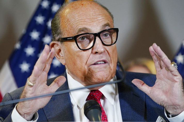 Trump, þáverandi forseti, fól Rudy Giuliani, persónulegum lögmanni sínum, í reynd að reka utanríkisstefnu sína gagnvart Úkraínu um skeið. Rannsókn bandarískra yfirvalda virðist nú beinast að því hvort að Giuliani hafi unnið fyrir fleiri en Trump í landinu.