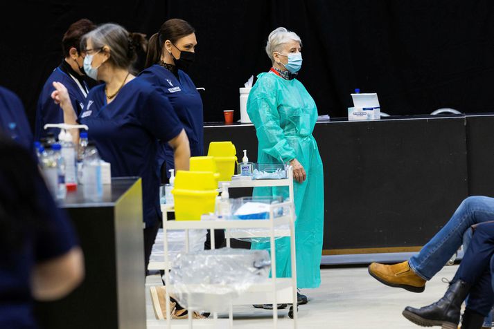 Inga Sæland segir álagið á heilbrigðisstarfsfólk hafa verið gríðarlegt og ganga þurfi ákveðið til verks til að fjölga starfsfólki Landspítalans.