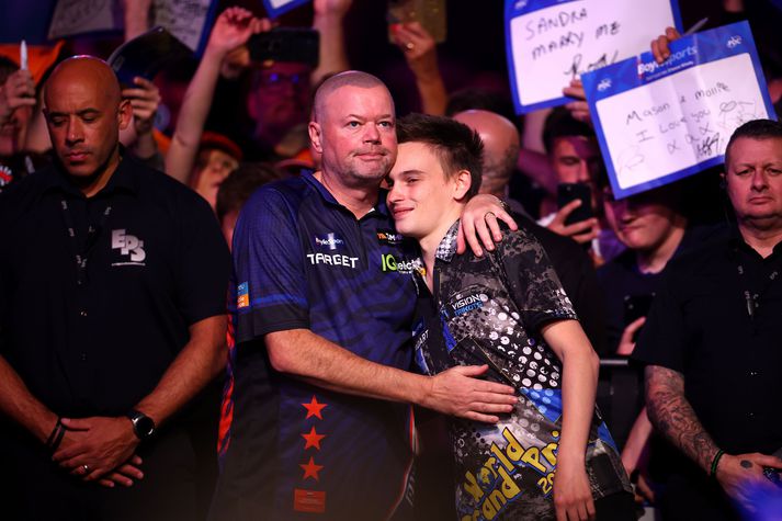 Raymond van Barneveld (til vinstri) er einn keppenda á HM í pílukasti