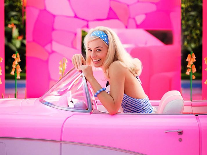 Ástralska leikkonan Margot Robbie mun fara með hlutverk dúkkunnar heimsfrægu, Barbie.