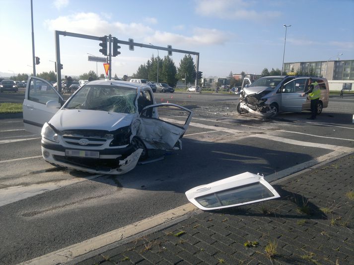 Áreksturinn olli talsverðum töfum á Miklubraut til vesturs.