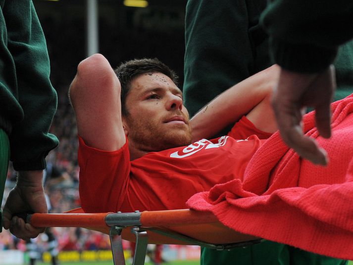Xabi Alonso var borinn útaf í síðasta leik.