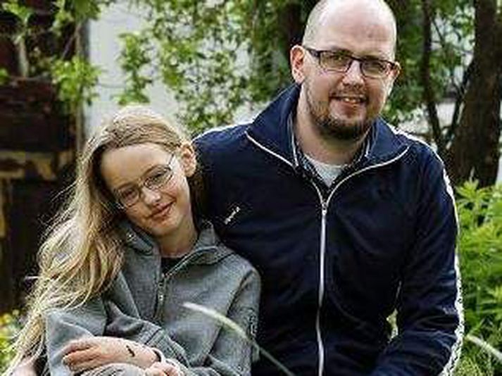 Magnús lærir kvikmyndatöku á Indlandi. Með honum er dóttir hans, Anika Ýr.Fréttablaðið/Anton
