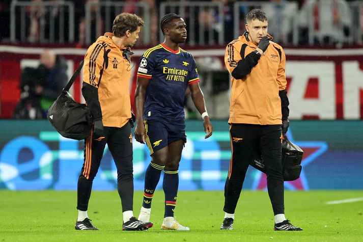 Bukayo Saka fór haltrandi af velli gegn Bayern München í Meistaradeild Evrópu í vikunni.