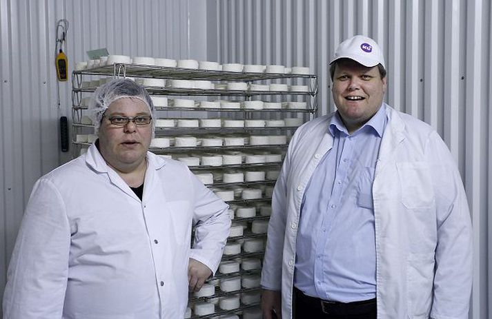 Kú er sannkallað fjölskyldufyrirtæki. Hér eru bræðurnir Tómas og Ólafur í einum fjögurra kæliklefa fyrir ost á framleiðslustað fyrirtækisins í Hafnarfirði. Ólafur segir hins vegar stefnt að því að flytja alla framleiðsluna upp í Kjós og setja þar upp verslun fyrir osta beint frá býli. Sú aðstaða verði komin upp með vorinu, en í Kjós er mjólkurbú fjölskyldunnar. 
Fréttablaðið/Stefán