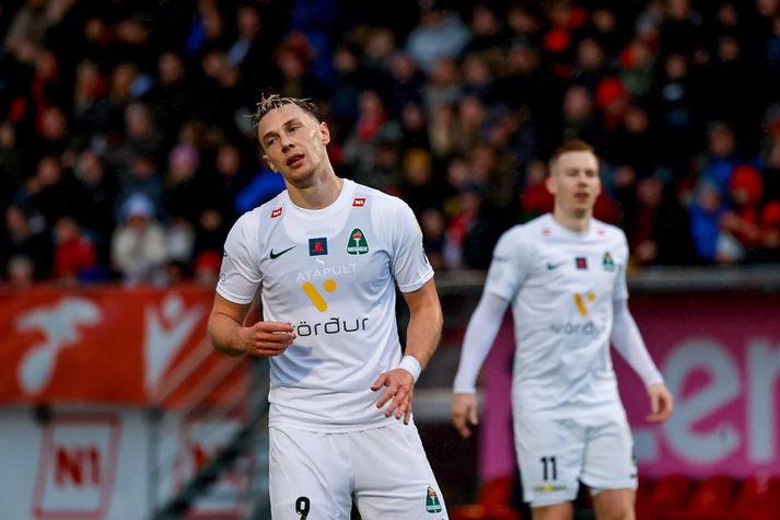Færeyingurinn Patrik Johannesen átti í útistöðum við Aron Jóhannsson á Hlíðarenda í gærkvöld.