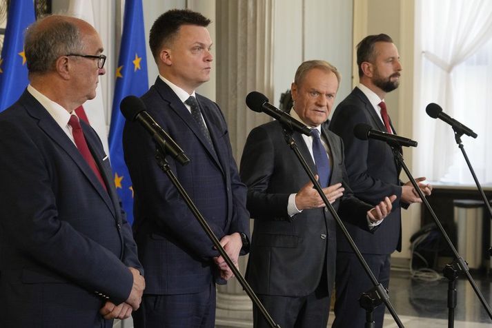 Wlodzimierz Czarzasty, Szymon Holownia, Donald Tusk og Władyslaw Kosiniak-Kamysz, leiðtogar stjórnarandstöðuflokka sem vilja mynda nýja ríkisstjórn. 