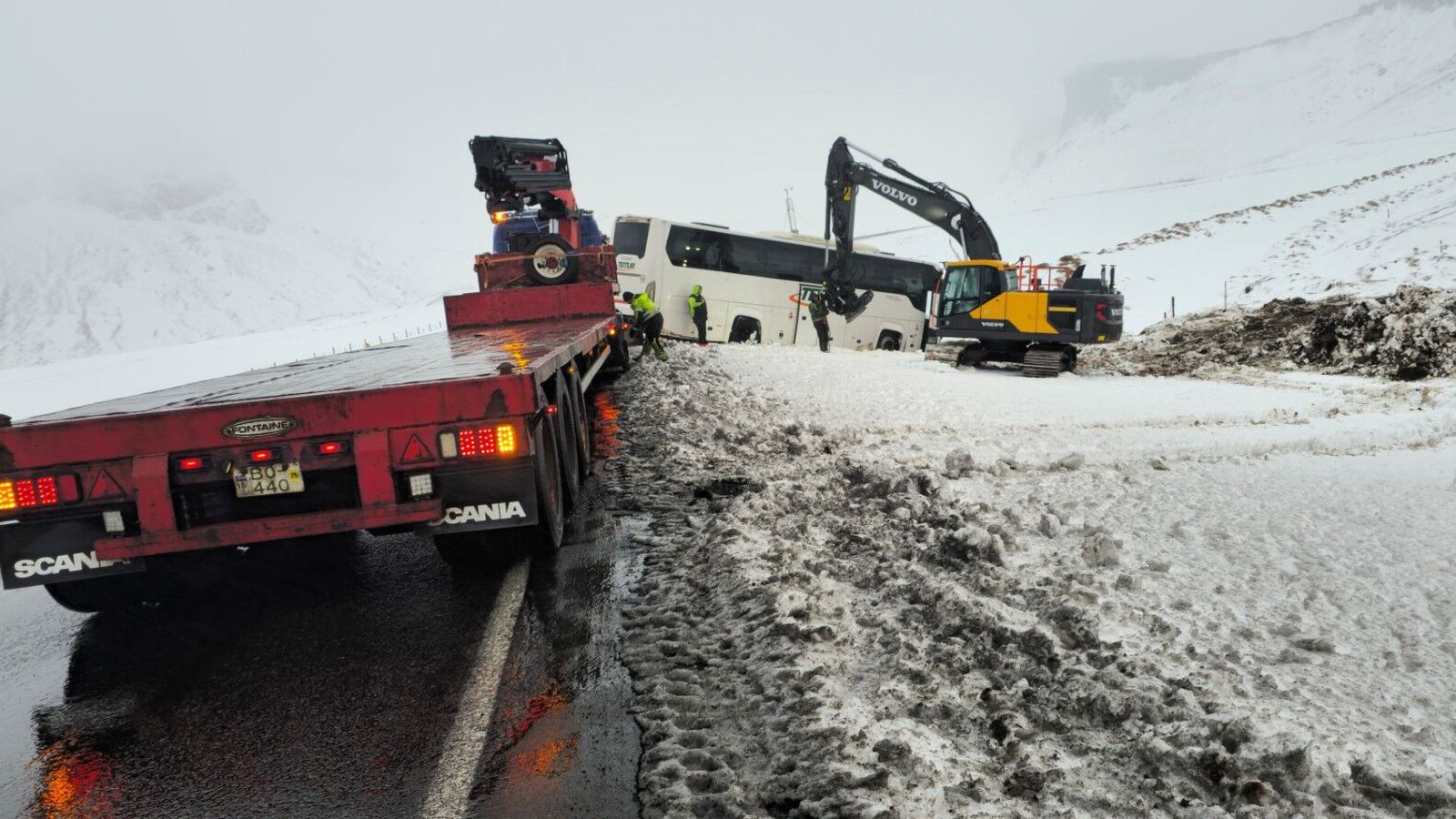 Umferðartafir á meðan rútunni er komið burt