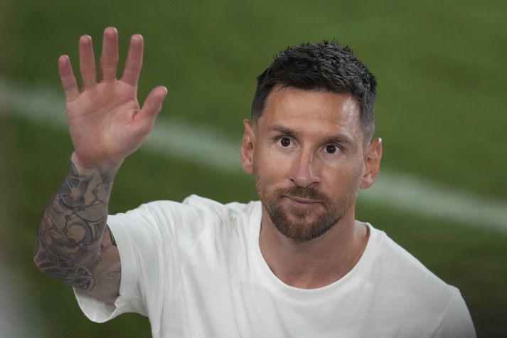 Lionel Messi veifar til áhorfanda þegar hann var kynntur sem nýr leikmaður Inter Miami -.