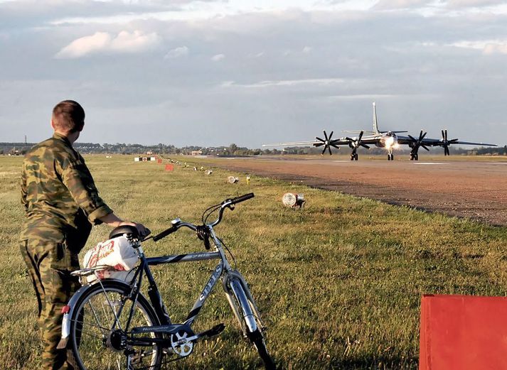 Hermaður fylgist með Tu-95-sprengjuflugvél á flugbraut á herflugvellinum í Engels í Rússlandi árið 2008. Úkraínumenn eru sagðir hafa gert drónaárás á flugvöllinn í gær.