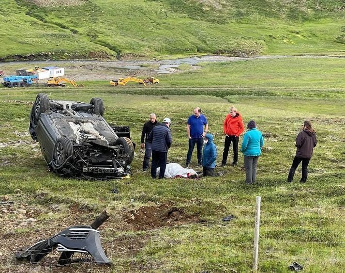 Nokkrir ökumenn komu fólkinu til aðstoðar en tveir voru um borð í bílnum.