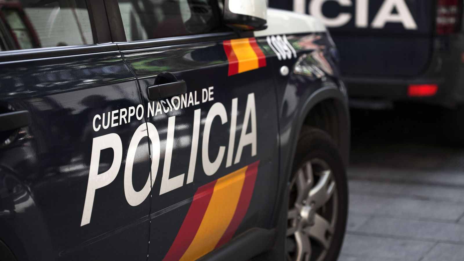 Börnin heima þegar móðir þeirra var stungin til bana