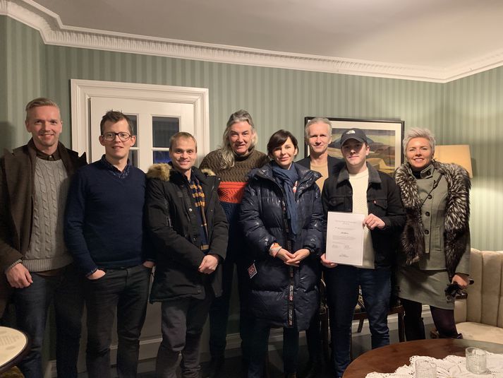 (Meðfylgjandi mynd: Frá afhendingu styrks Íslensku fluguveiðisýningarinnar. Frá hægri, Friðleifur Egill Guðmundsson, frá NASF, Gunnar Örn Petersen og Kristján Páll Rafnsson, frá IFFS, Jóhannes Sturlaugsson, frá Laxfiskum, Arndís Kristjánsdóttir og Jón Kaldal, frá IWF, Elías Pétur Viðfjörð, frá NASF, og Lilja R. Einarsdóttir, frá IWF.)