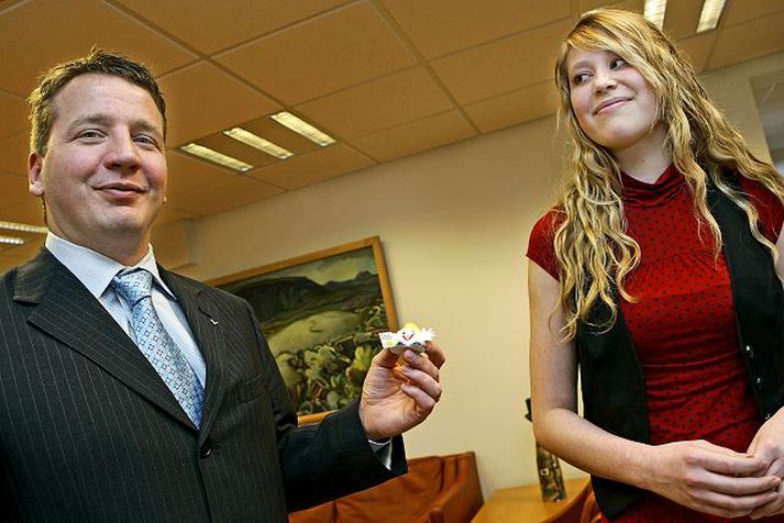 Guðlaugur Þór keypti í gær fyrsta álfinn í hinni árlegu álfasölu SÁÁ. Á myndinni er einnig Birta Aradóttir.