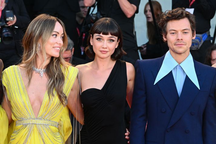 Olivia Wilde, Sydney Chandler og Harry Styles á rauða dreglinum við frumsýningu „Don't Worry Darling“ á 79. alþjóðlegu kvikmyndahátíðinni í Feneyjum árið 2022. Wilde og Styles hættu saman síðar sama ár eftir ríflega tveggja ára samband.