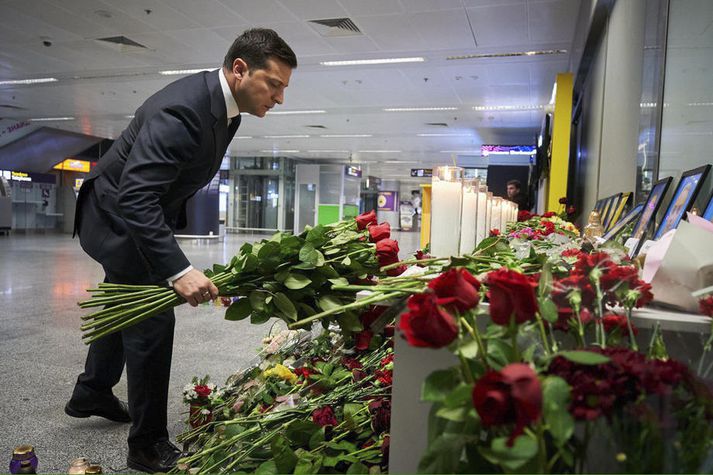 Volodymyr Zelensky, forseti Úkraínu, leggur hér blóm að minnisvarða sem komið hefur verið upp á alþjóðaflugvellinum í Kænugarði.