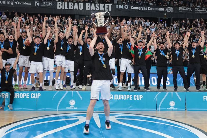Fyrirliðinn Tryggvi tók við bikarnum fyrir hönd Bilbao Basket. 