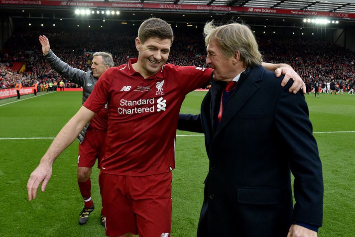 Steven Gerrard og Kenny Dalglish fagna sigri eftir leikinn, Dalglish stýrði Liverpool liðinu ásamt Ian Rush.