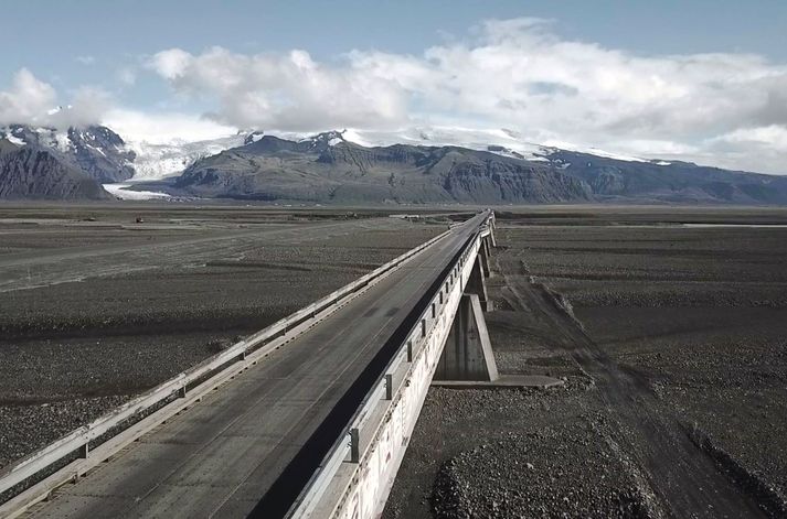 Skeiðarárbrú eftir að henni var lokað. Nýi vegurinn til vinstri. Öræfajökull í baksýn.