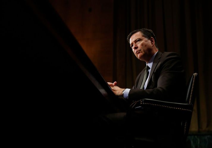 James Comey, þáverandi forstjóri alríkislögreglunnar FBI, þegar hann ræddi við þingnefnd árið 2017. Ákæran varðar framburð hans hjá slíkri nefnd árið 2020.