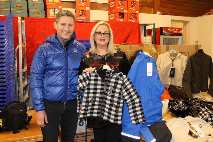Helgi Rúnar Óskarsson og Ásgerður Jóna Flosadóttir við afhendingu fatnaðarins í húsakynnum Fjölskylduhjálparinnar í dag.