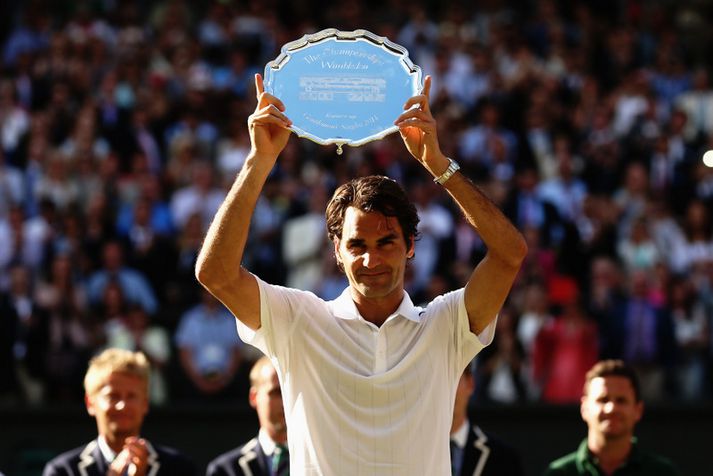 Roger Federer með silfurskjöldinn.