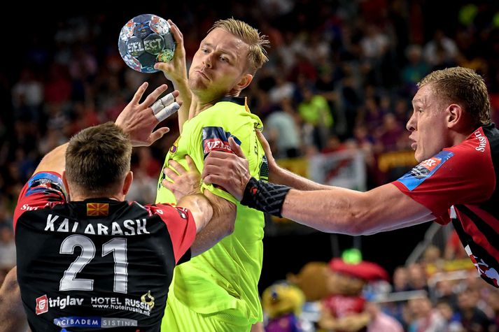 EHF FINAL4 Handball Champions Legaue 2019 epaselect epa07618117 Barca's Aron Palmarsson (C) in action against Vardar's Glab Kalarash (L) during the 2019 EHF FINAL4 Handball Champions League semi final match between Barca Lassa and HC Vardar in Cologne, Germany, 01 June 2019. EPA-EFE/SASCHA STEINBACH