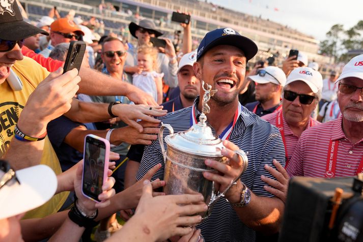 Bryson DeChambeau fór með bikarinn til áhorfenda því hann vildi þakka fyrir góðan stuðning á mótinu.