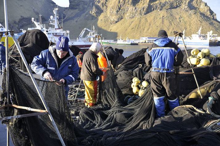 Fingur netagerðarmanna, sem þurfa að mæta niður á bryggju til að gera við, geta orðið ansi kaldir. Nótin er sjóblaut og kuldi í lofti. 