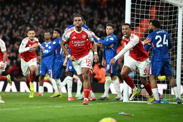  Jurrien Timber fagnar seinna marki Arsenal sem færði liðinu þrjú stig og fimm stiga forskot á toppi ensku úrvalsdeildarinnar.