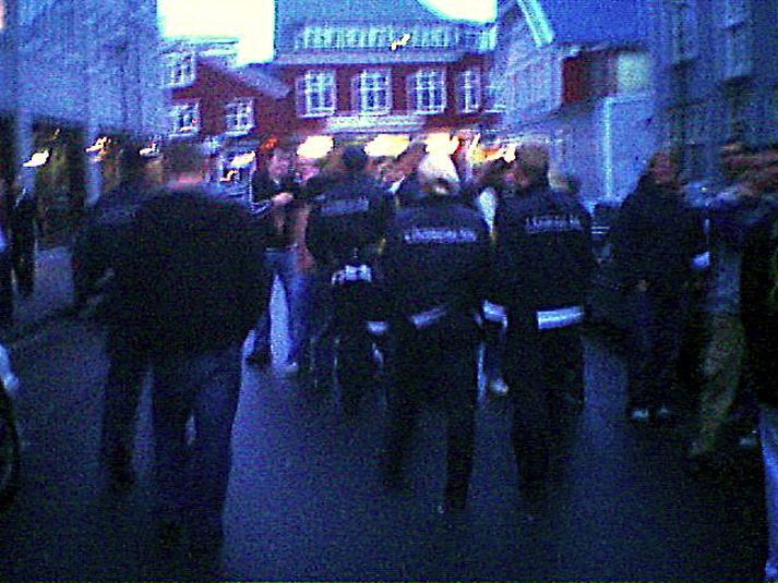 Hópslagsmál Lögreglumenn að uppræta hópslagsmál í miðborg Reykjavíkur að næturlagi um helgi. Þeir verða líklega oftast fyrir áreiti í miðbænum.
