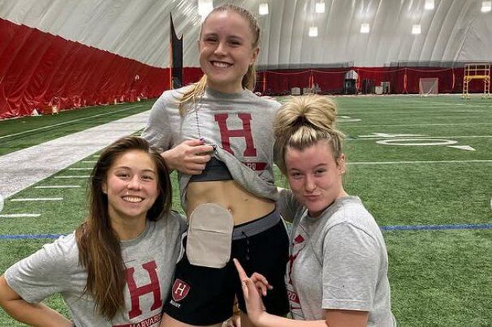 Cass Bargell sýnir stómapokann ásamt félögum sínum í skólaliði Harvard.
