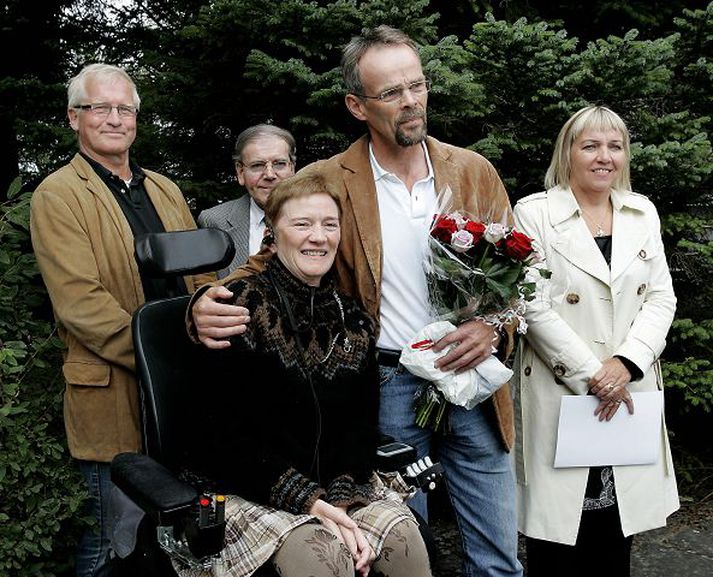 Gunnlaugur afhenti féð við athöfn í gær. Edda Heiðrún Backman leikkona, Hollvinir Grensásdeildar og Helga Guðrún Guðjónsdóttir, formaður UMFÍ, tóku á móti fénu. 
Mynd/GVA