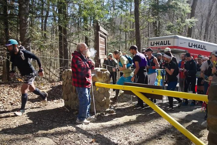Gary „Lazarus Lake“ Cantrell ræsir hlaupið með því að kveikja sér í sígarettu.