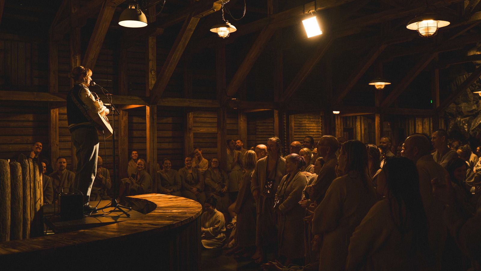 Una Torfa heillaði baðgesti upp úr sundskónum