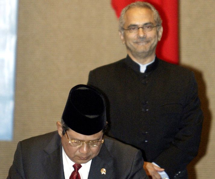 Forseti Indónesíu, Yudhoyono og forseti Austur-Tímor, Ramos-Horta, taka við skýrslunni.