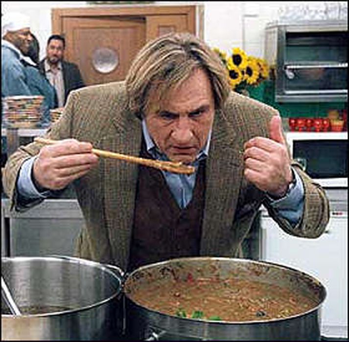 Depardieu ber veigar sínar að hinu mikla nefi sem prýðir hann.