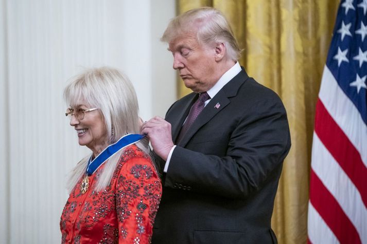 Trump þegar hann sæmdi Miriam Adelson frelsisorðu forseta árið 2018. Adelson var eiginkona milljarðamæringings Sheldon Adelson sem styrkti framboð Trump.