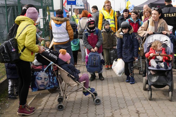 Þótt hægt hafi á flóttamannastrauminum frá Úkraínu koma þúsundir flóttafólks vestur yfir landamærin á degi hverjum, aðallega konur, börn og eldra fólk.