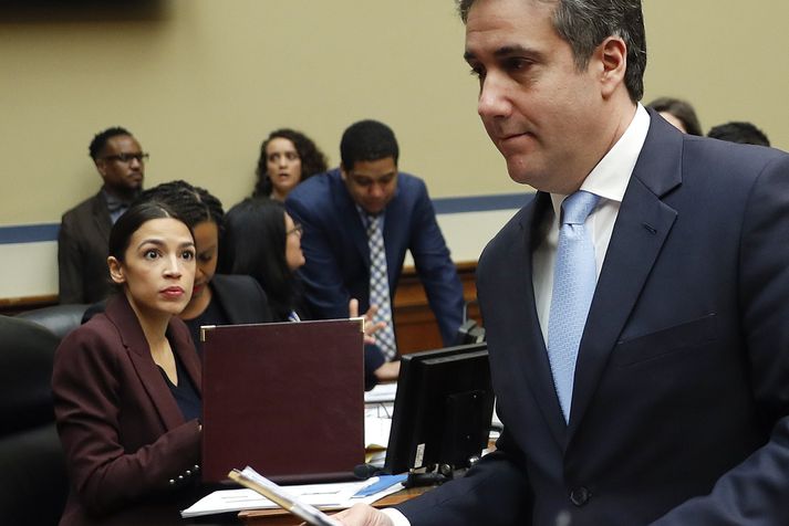 Alexandria Ocasio-Cortez og Michael Cohen í nefndarsal í gær.